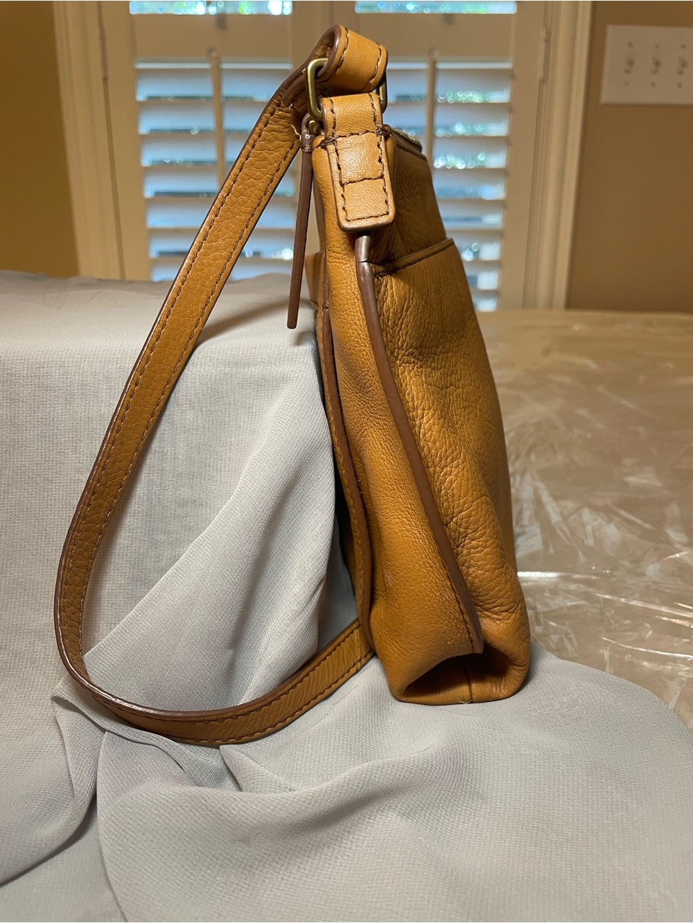 Fossil Cowhide Pebble Leather Shoulder HandBag in Tan Brown with front zipper - Picture 4 of 16